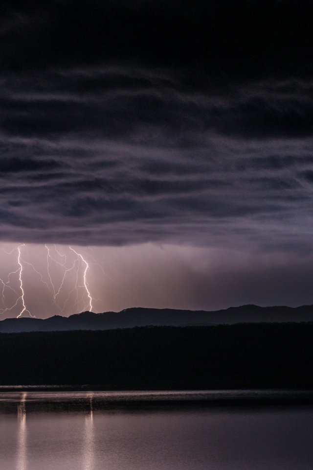 Яркая молния в штормовом небе 