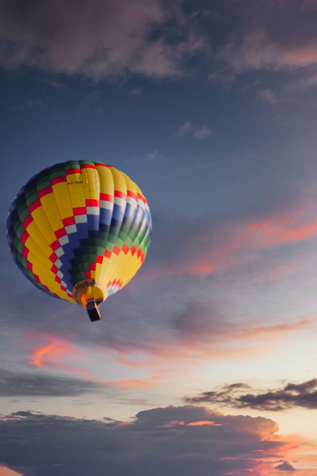 Разноцветный воздушный шар в небе 