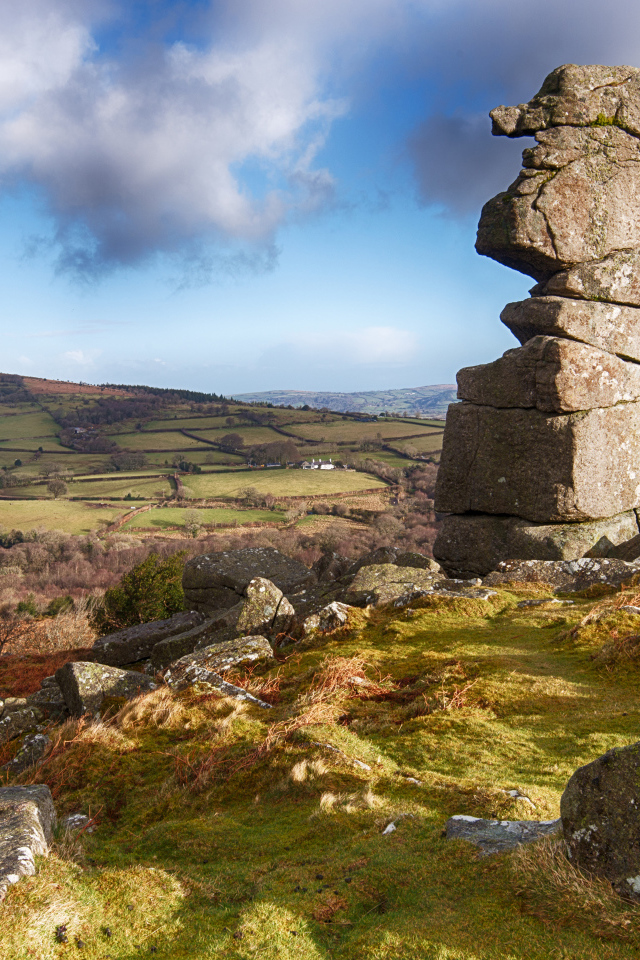 Каменный монумент на вершине холма