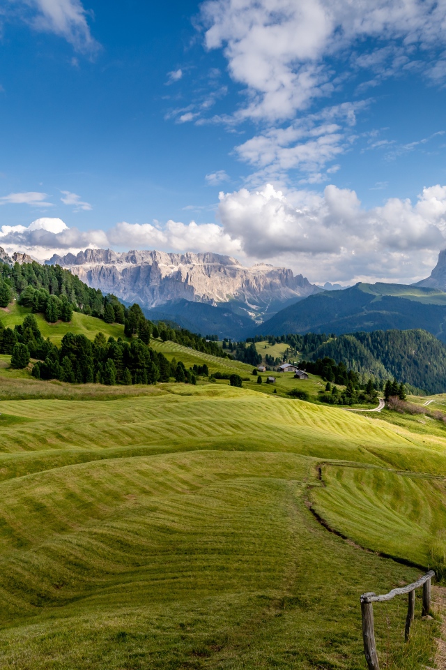 Красивый вид на зеленые холмы на фоне гор 
