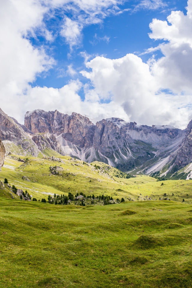 Красивый вид на зеленые холмы у подножия гор 