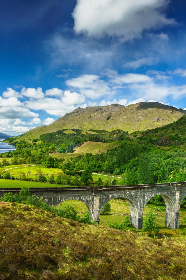 Старый железнодорожный мост акведук под голубым небом 