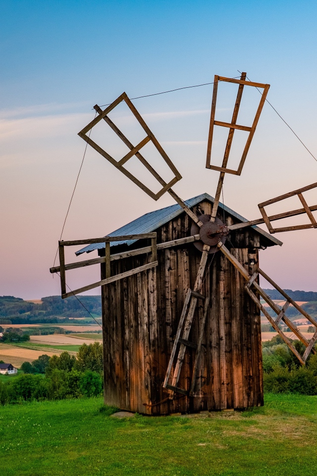 Старая мельница на зеленом холме