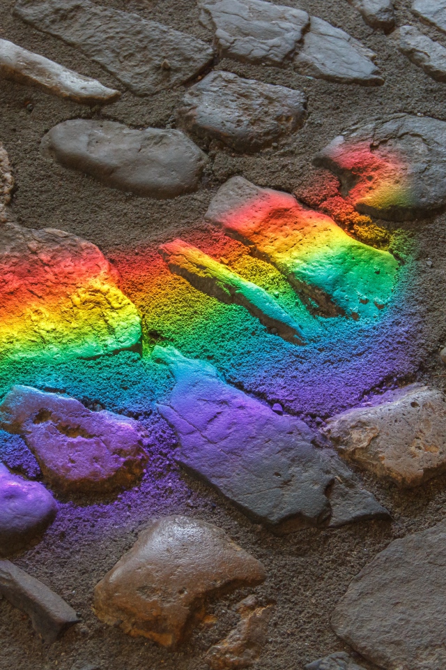 Радужный рисунок на каменной брусчатке 