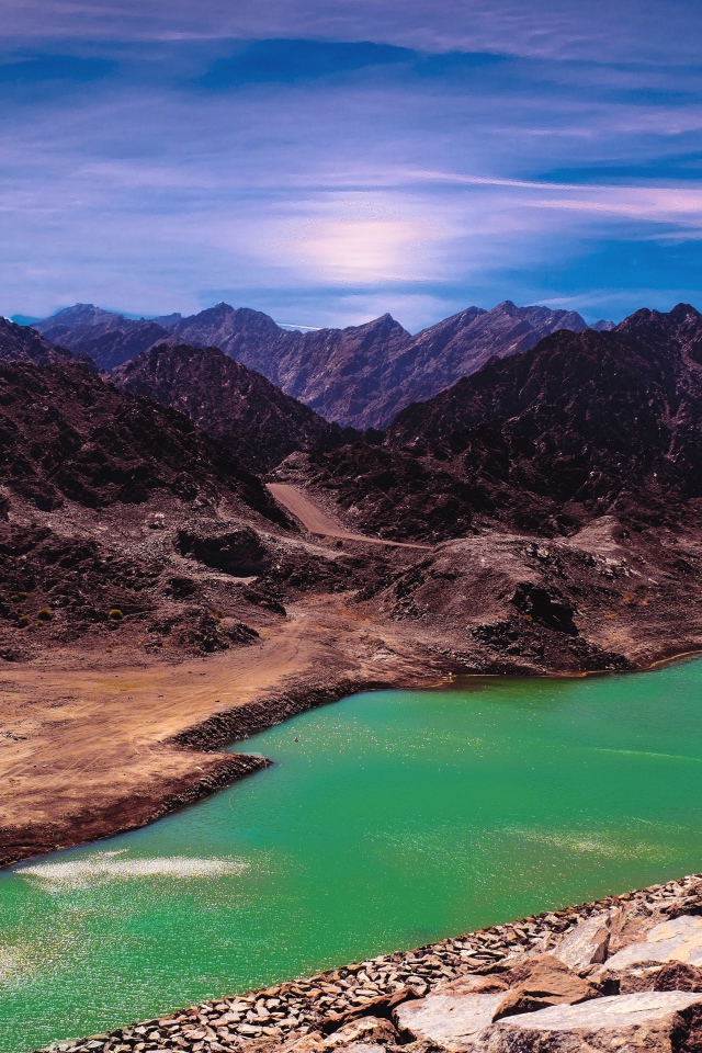 Река между высоких гор под голубым небом 