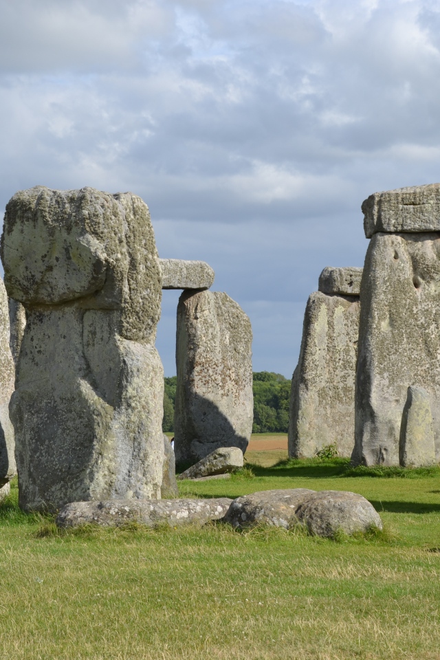 Каменное сооружение  стоунхендж под небом с облаками 