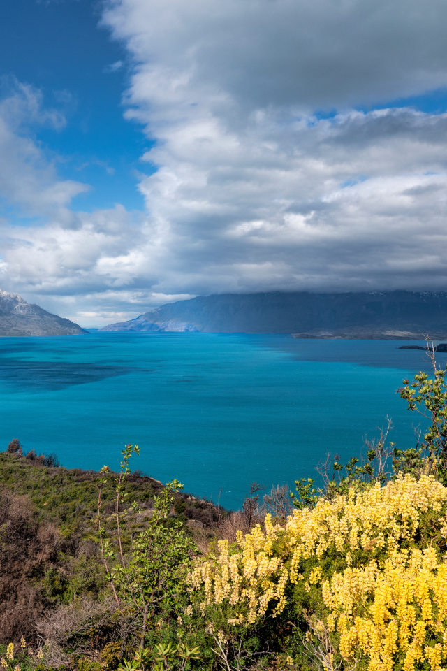 Густые белые облака над озером в горах 