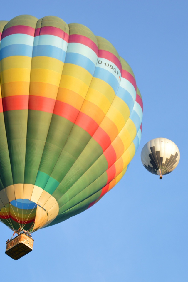 Два больших воздушных шара в голубом небе 