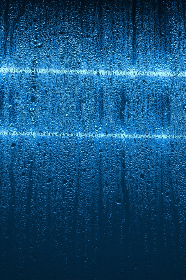 Мокрая голубая стена с белыми линиями