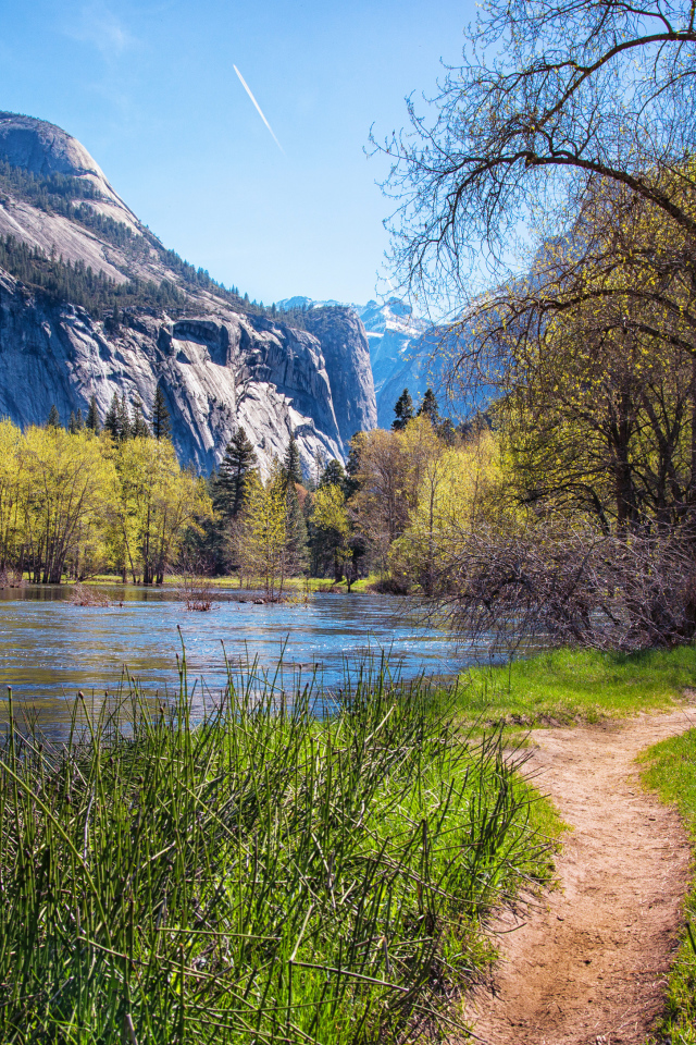Тропинка у озера у подножия гор в парке