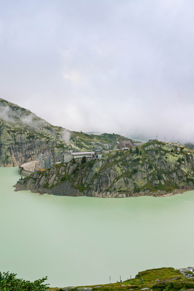 Залив в горах туманным утром,Швейцария