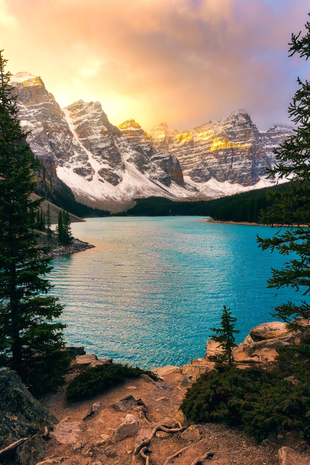 Красивая голубая вода озера Морейн в горах,  Канада