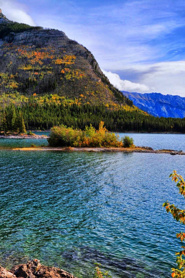 Красивая горная природа под голубым небом у озера