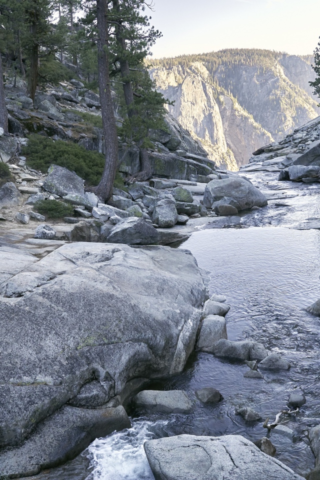Красивая горная река с каменными берегами