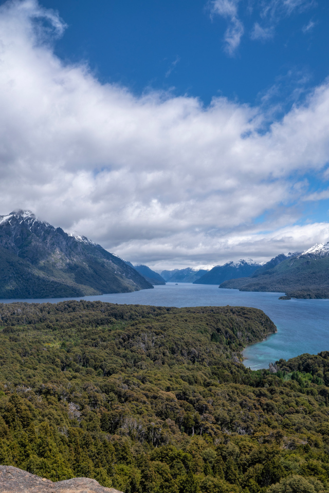 Красивый вид на реку под голубым небом с белыми облаками