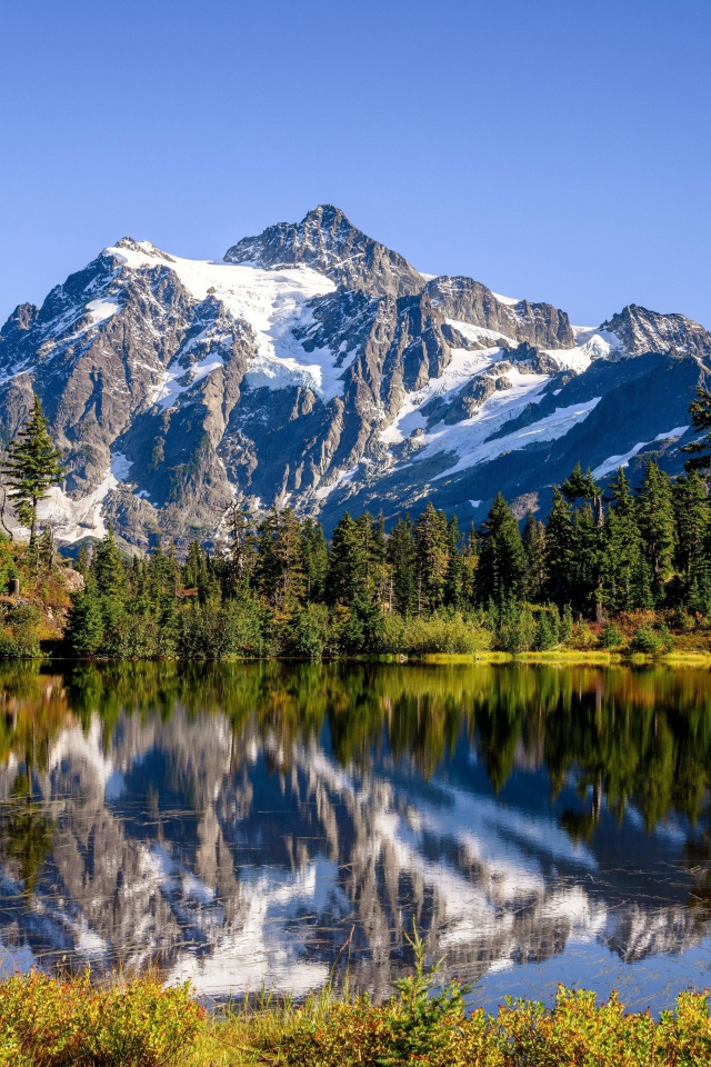 Красивый вид на горное озеро под голубым небом