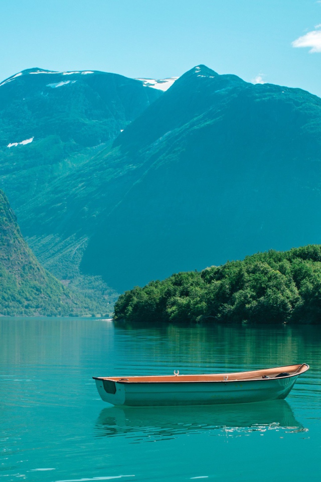 Лодка в воде озера в горах 