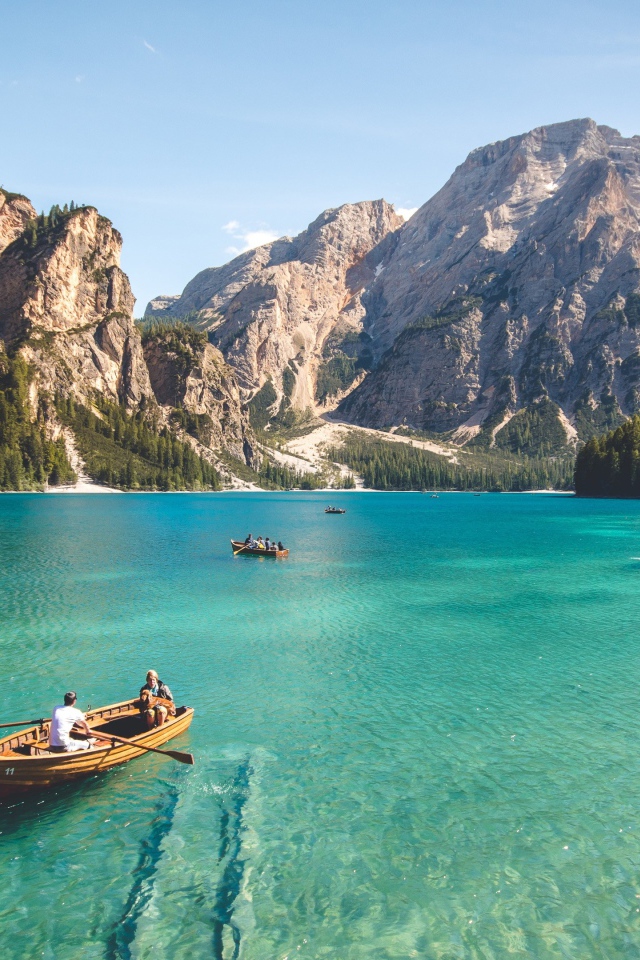 Лодки в голубой воде залива в горах 