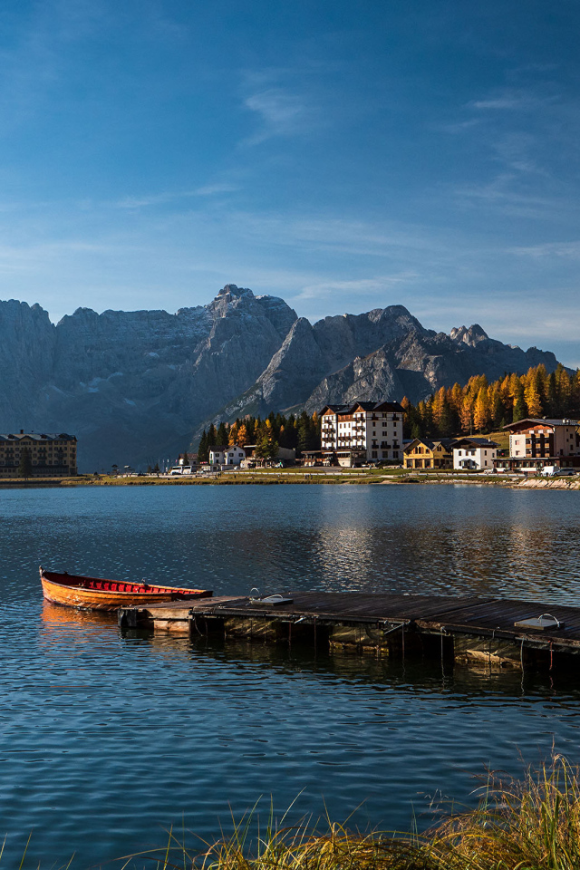 Спокойное озеро в лучах солнца в горах, Италия