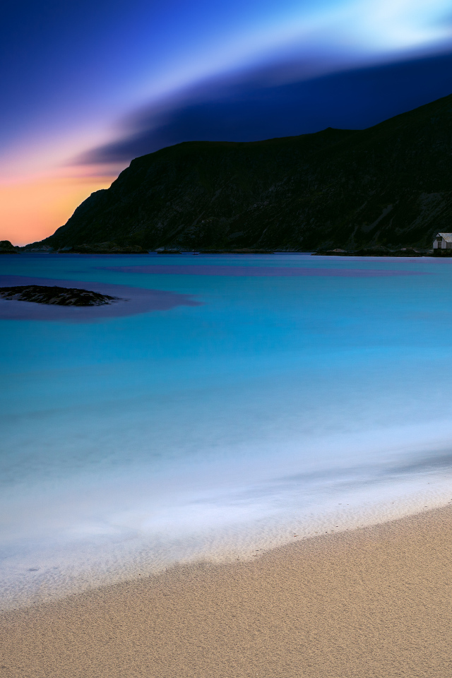 Спокойный океан под голубым небом вечером