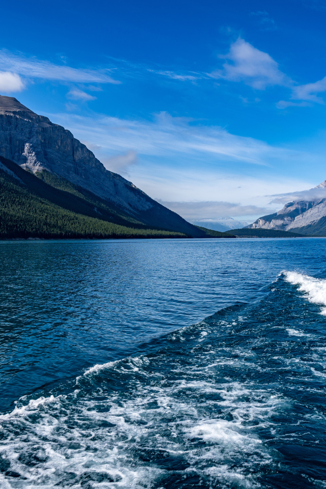 Озеро Минневанка на фоне гор под голубым небом, Канада