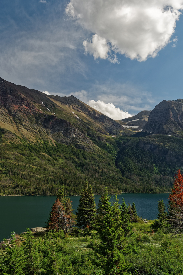 Озеро в живописном парке у гор, США