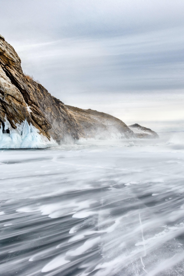 Гора в заледеневшем озере Байкал 