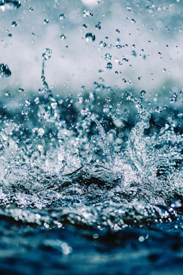 Брызги в чистой воде 