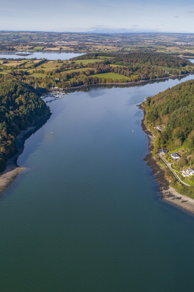 Вид с высоты на широкую реку 