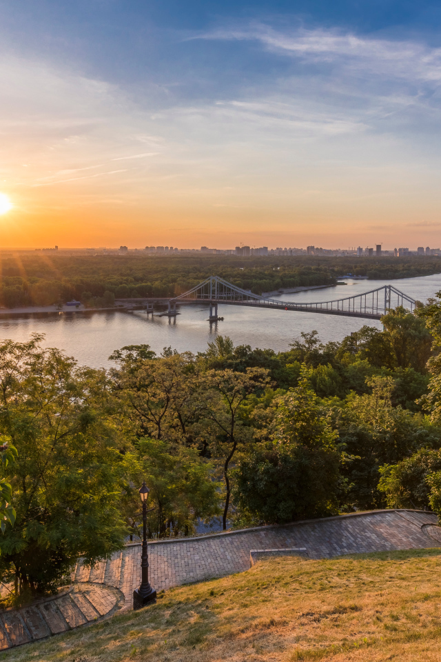 Вид на восход солнца над рекой Днепр в парке