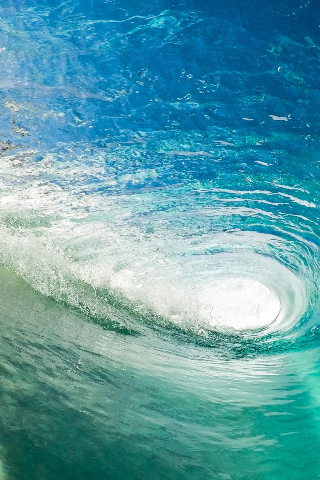 Большая волна для серфинга в голубом океане