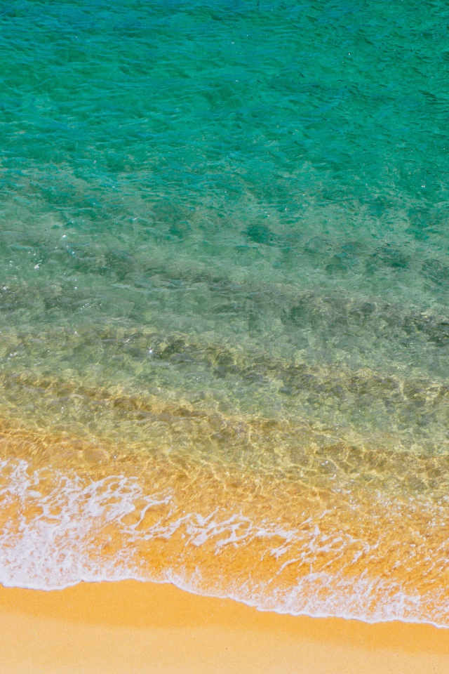 Голубая вода на желтом морском песке