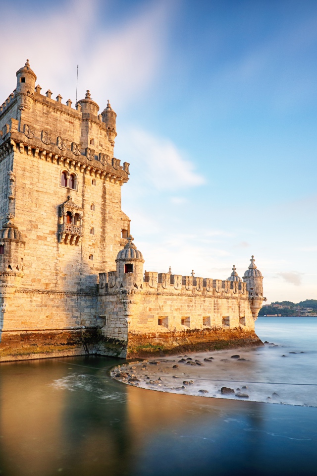 Крепость в море под голубым небом 