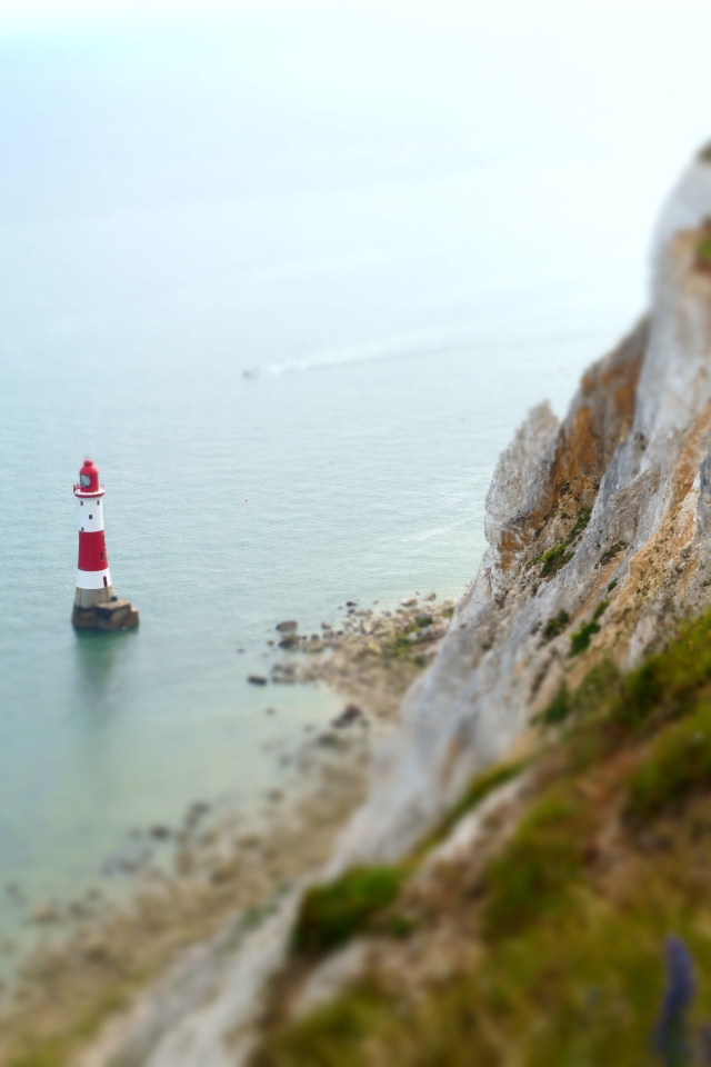 Маяк в воде у утеса в море