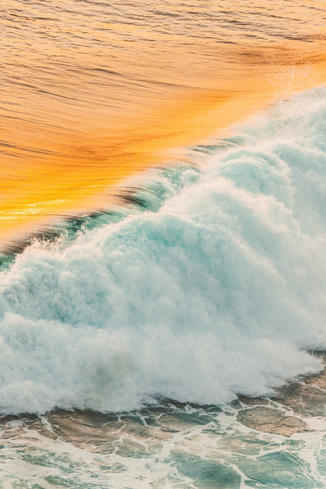 Бушующая белая пена на берегу океана 