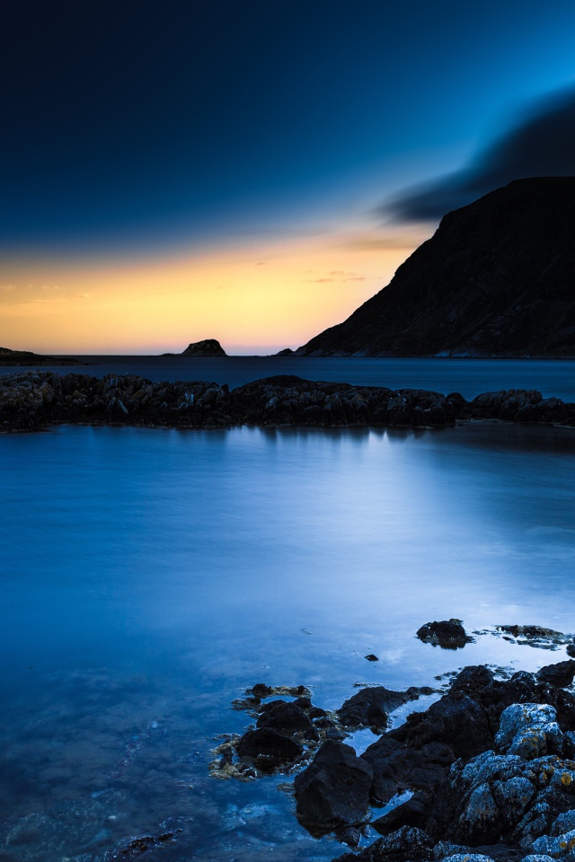 Скалистые берега в заливе океана 