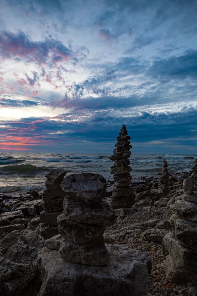 Скульптуры из камней на берегу моря 