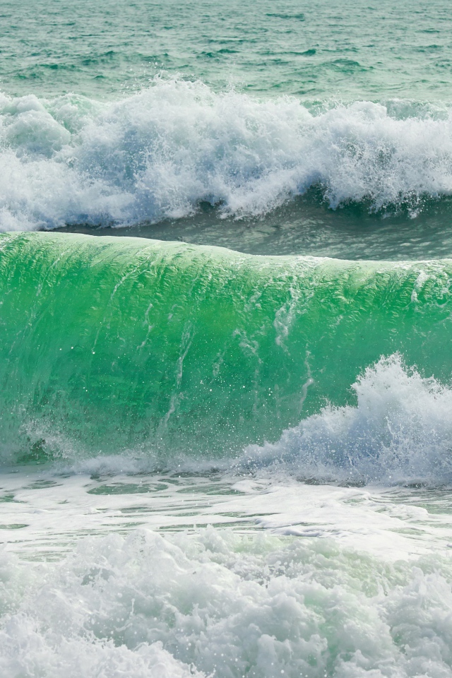 Бушующие белые морские волны 