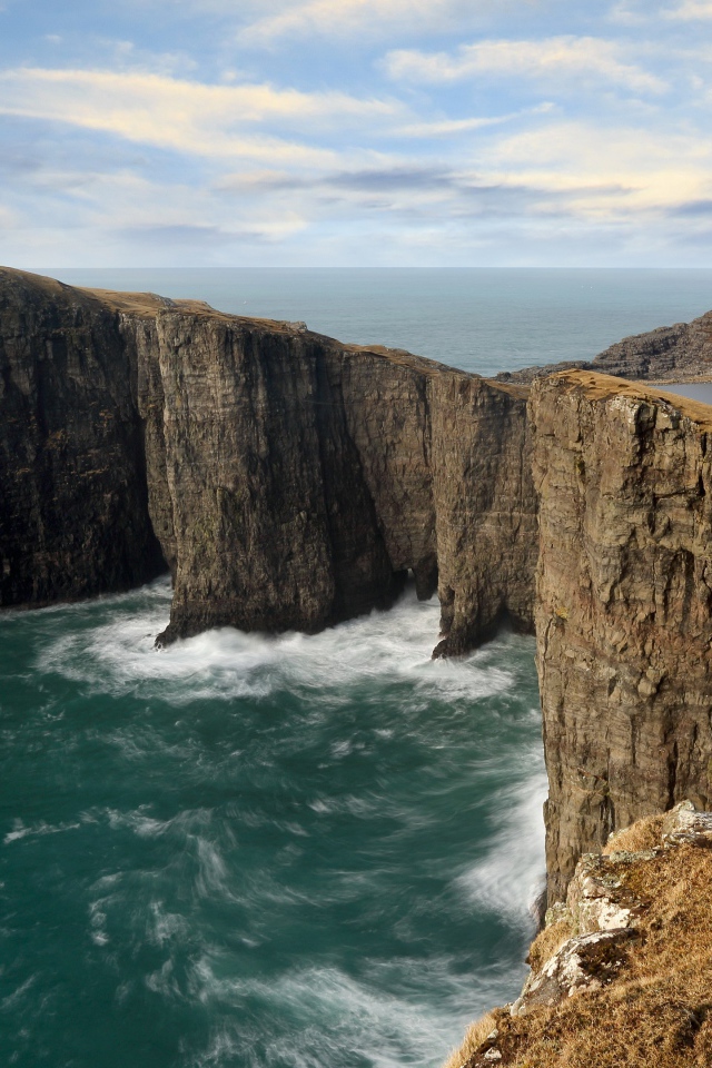 Река стекает в море по береговой линии 