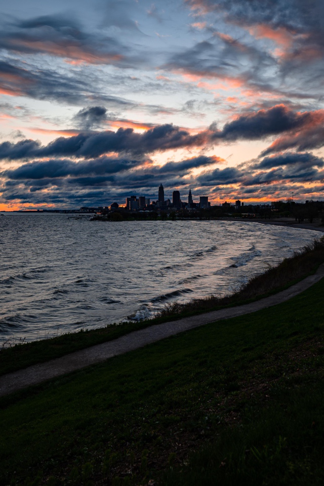 Грозовые облака низко над морем