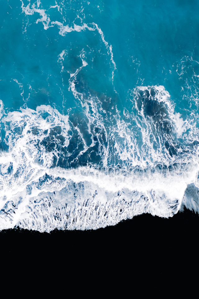 Вид сверху на голубой океан 