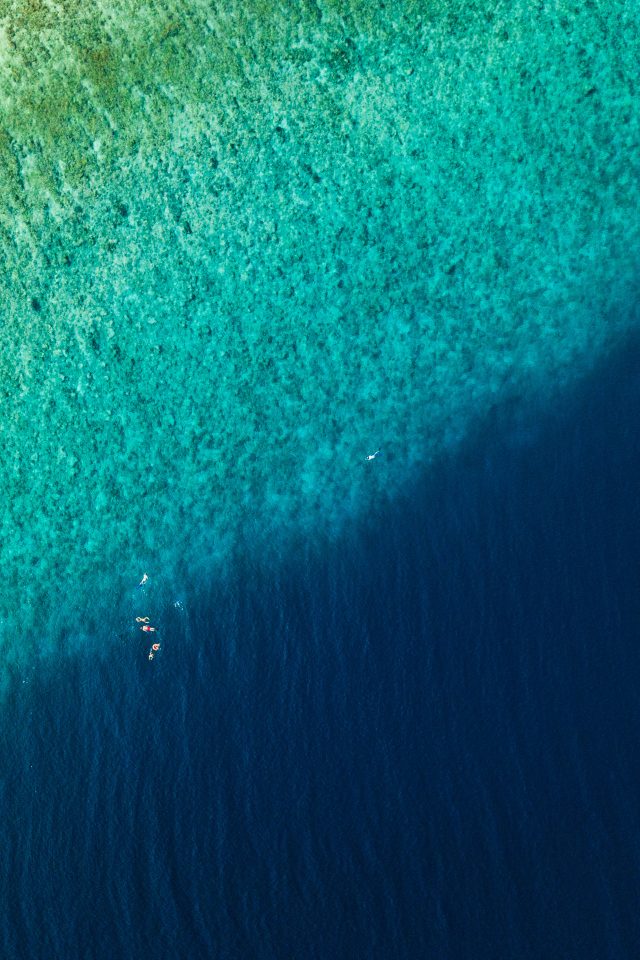 Вид сверху на спокойное голубое море 