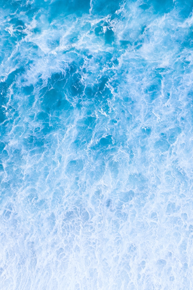 Вид сверху на белые бушующие морские волны 