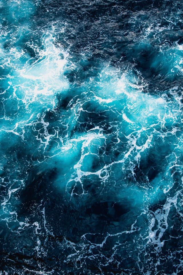 Вид на белые волны в океане сверху