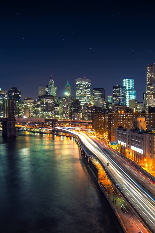 Вид на красивый ночной город у океана 