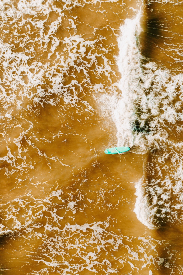 Белые волны на воде поднимают песок