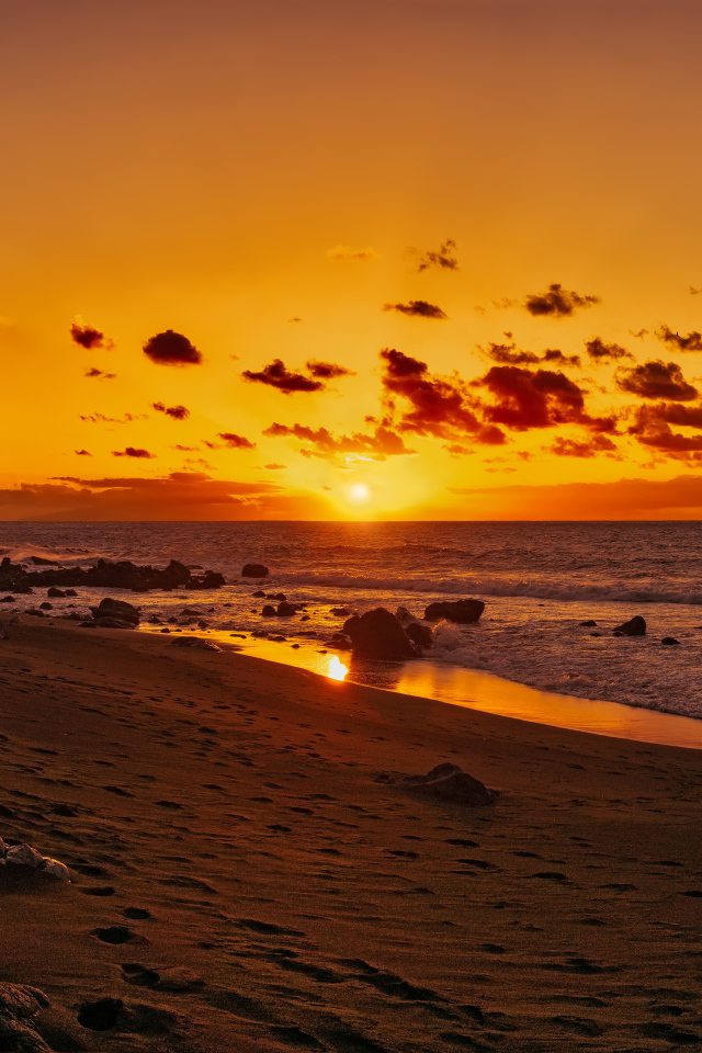 Красивый яркий закат солнца в небе над морем