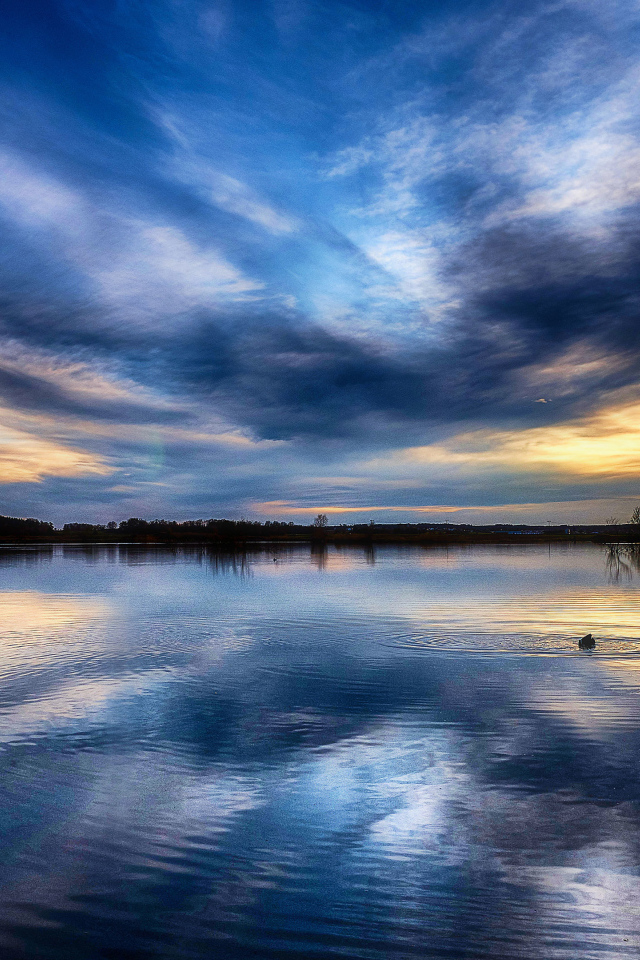 Красивое небо на закате отражается в озере