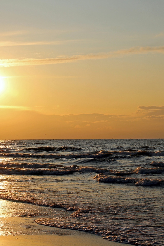 Закат яркого летнего солнца над морем