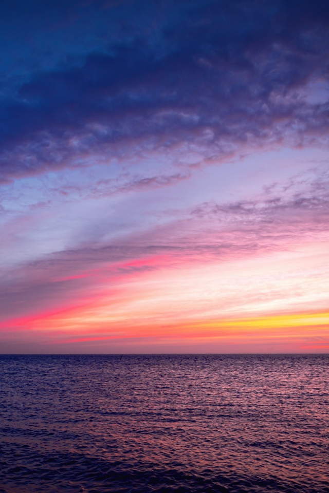 Бескрайнее спокойное море на закате солнца